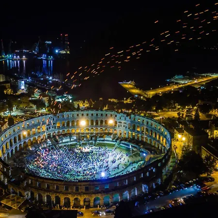 Aurora By Interhome בית נופש Loborika